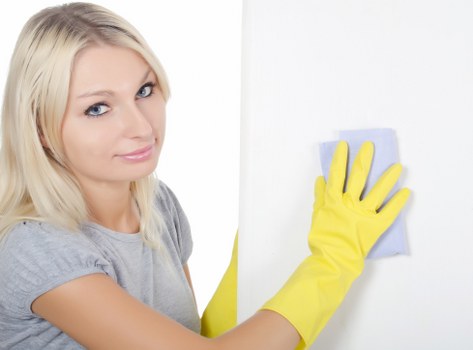 Kitchen deep cleaning during a move out clean in E14